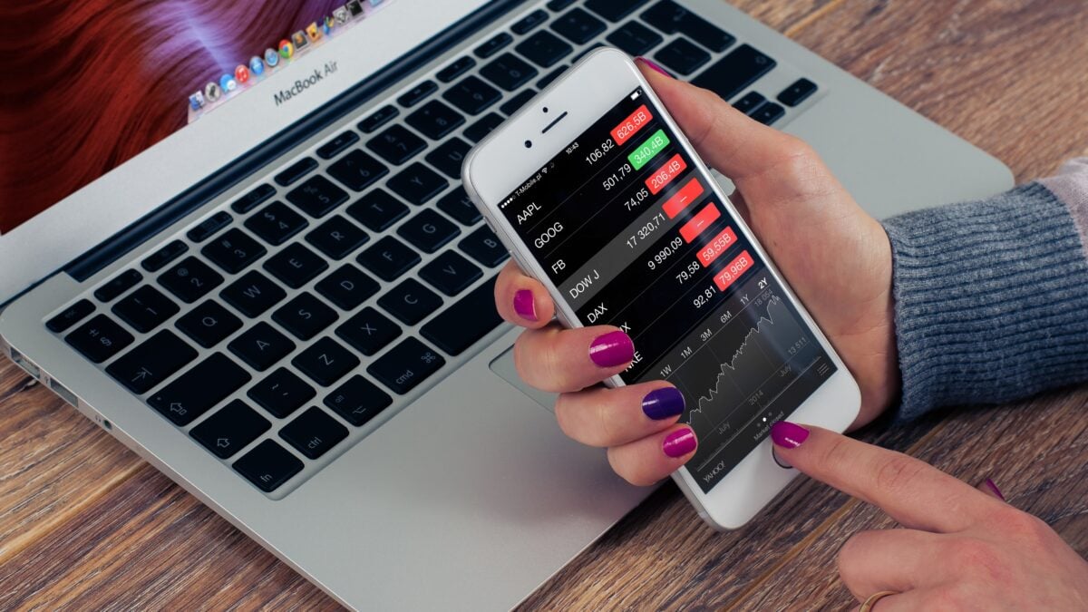 data transfer between iphone and macbook
